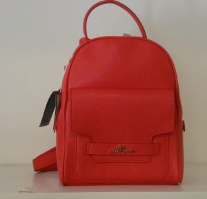 Zaino fatto in Italia, in pelle, colore rosso corallo, tasca anteriore, chiuso con zip