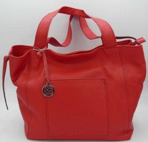 Borsa shopper, fatta in Italia, in pelle, colore rosso, chiusa con zip, tasca sul davanti con lavorazione traforata, ciondolo decorativo