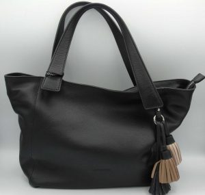 Borsa shopper Cromia in pelle, colore nero, con nappine decorative staccabili, chiusa con zip