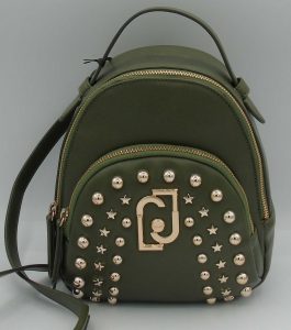 Zainetto portabile anche a tracolla Liu-Jo, formato piccolo, color verde militare, chiuso con zip, tasca sul fronte decorata con borchie e logo