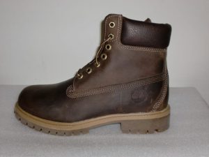 Scarponcino "boot" Timberland in pelle marrone con effetto "invecchiato", suola carrarmato